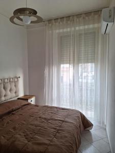 ein Schlafzimmer mit einem großen Bett und einem großen Fenster in der Unterkunft la casa del muratore in Trapani
