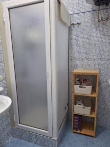 eine Dusche mit Glastür im Bad in der Unterkunft la casa del muratore in Trapani