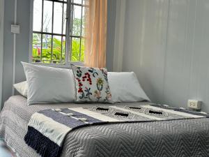 Postel nebo postele na pokoji v ubytování Almendros Eco-Villas