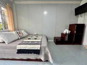 En eller flere senge i et værelse på Almendros Eco-Villas