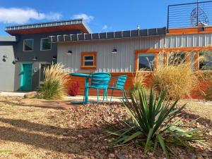 un patio con due sedie e un tavolo davanti a una casa di Timber & Tin C 2Bed 2Bath w Pool & Rooftop Deck a Kanab
