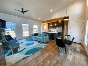 un soggiorno con un divano e un tavolo di Timber & Tin C 2Bed 2Bath w Pool & Rooftop Deck a Kanab