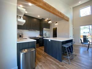 una cucina con un'isola al centro di Timber & Tin C 2Bed 2Bath w Pool & Rooftop Deck a Kanab