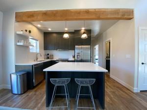 Cucina o angolo cottura di Timber & Tin C 2Bed 2Bath w Pool & Rooftop Deck