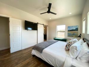 Letto o letti in una camera di Timber & Tin C 2Bed 2Bath w Pool & Rooftop Deck