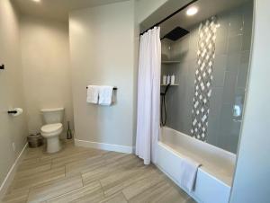 Bagno di Timber & Tin C 2Bed 2Bath w Pool & Rooftop Deck
