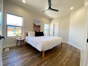 Letto o letti in una camera di Timber & Tin C 2Bed 2Bath w Pool & Rooftop Deck