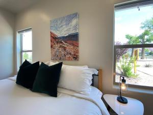 Letto o letti in una camera di Timber & Tin C 2Bed 2Bath w Pool & Rooftop Deck