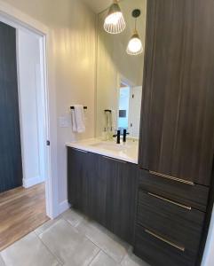 Bagno di Timber & Tin C 2Bed 2Bath w Pool & Rooftop Deck