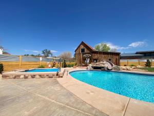 Piscina di Timber & Tin C 2Bed 2Bath w Pool & Rooftop Deck o nelle vicinanze
