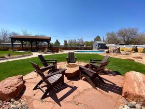 Piscina di Timber & Tin C 2Bed 2Bath w Pool & Rooftop Deck o nelle vicinanze