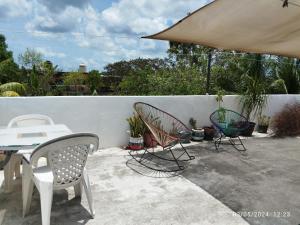 2 sillas y una mesa en el patio en Casa Gacela Cozumel en Cozumel