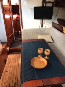 uma mesa com uma tigela de madeira em cima de um quarto em Yacht - no shower em Arefjord