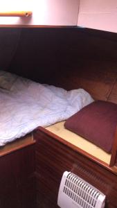 Una cama o camas en una habitación de Yacht - no shower