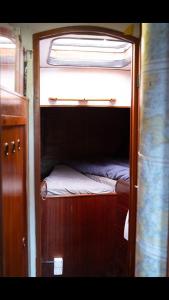 um beliche aberto num pequeno quarto em Yacht - no shower em Arefjord