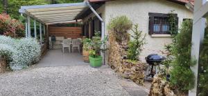 Dormans的住宿－Le Coq de Champagne，房屋设有带桌椅的庭院