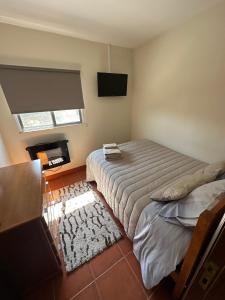 ein Schlafzimmer mit Bett und Flachbildfernseher in der Unterkunft Casa Da Serra in Oliveira de Frades