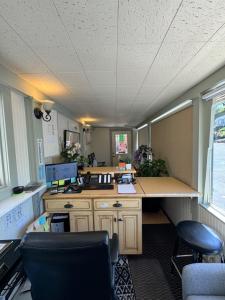 ein Büro mit einem Schreibtisch mit einem Computer und einem Stuhl in der Unterkunft Rugged Country Lodge in Pendleton