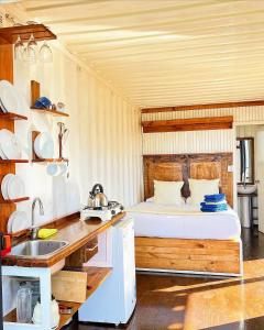 cocina con cama y lavabo en una habitación en ECOREFUGIO en Colbún