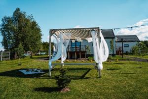 Vonkajšia záhrada v ubytovaní Sarnia Łąka Domek 1 z Prywatnym Jacuzzi