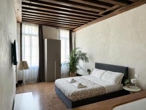 [Venice Central] Luxury Suite ~ Jacuzzi + Patio A/C 객실 침대
