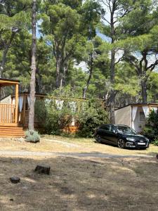 OAZA MIRA Mobile Houses - Camp Baško Polje #BestOffer في باسكا فودا: سيارة سوداء متوقفة أمام منزل