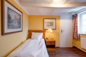 Postel nebo postele na pokoji v ubytování Burghotel Staufenberg