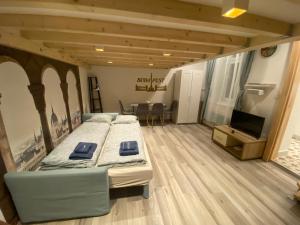 Кровать или кровати в номере Amazing Kazinczy Flat No. 1 Budapest