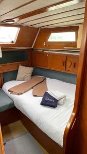 a small bed in the back of a boat at Alójate en un Velero en Ibiza in Illes Balears