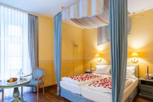 Postel nebo postele na pokoji v ubytování Burghotel Staufenberg