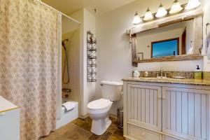 Et badeværelse på Eastside Beachside Greenbank Getaway + 25 billeder