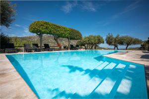 une grande piscine d'eau bleue dans l'établissement Eliathos Residence Houses, à Archanes