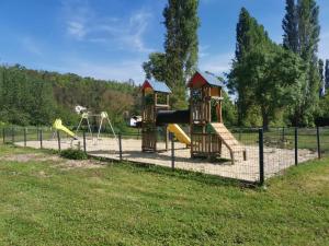 un parque con parque infantil con tobogán en Mobilhome climatisé 3 chambres 6 pers cosy au vert en bordure de l'Eure JO2024, en Ivry-la-Bataille