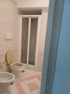 uma casa de banho com um WC e um lavatório em gaia em Terracina