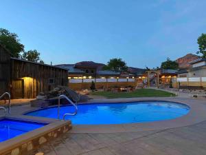 Bazén v ubytování Timber & Tin D 2Bed 2Bath w Pool & Rooftop Deck nebo v jeho okolí
