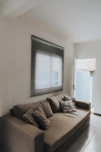 um sofá numa sala de estar com uma janela em Recanto Kitnet em Lagoa Santa
