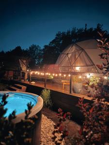 Bazén v ubytování Sëtnowa Glamping nebo v jeho okolí