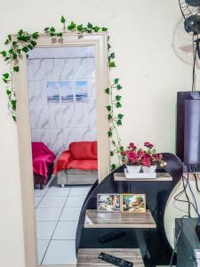 specchio in una stanza con tavolo e divano di Casa Do Mar - Wi-fi - Netflix - Piscina a Mongaguá