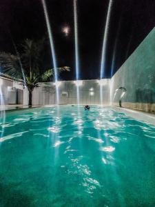 una gran piscina con una fuente de agua en Casa Do Mar - Wi-fi - Netflix - Piscina, en Mongaguá