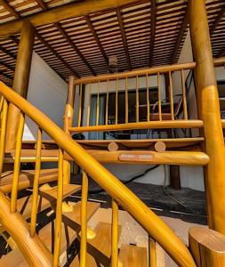 um beliche de madeira num quarto em Casa Varandas - Estúdio Budião (Tv+Frigobar+A/C) em Ubatuba