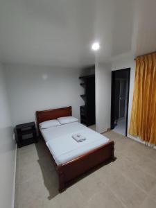 ein Schlafzimmer mit einem Bett in einem Zimmer in der Unterkunft Hotel Cinema in Bucaramanga