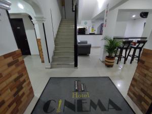 eine Lobby mit einem hoteleigenen Teppich auf dem Boden in der Unterkunft Hotel Cinema in Bucaramanga