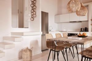Кухня или мини-кухня в Eutopia Suites Sifnos
