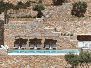 Бассейн в Eutopia Suites Sifnos или поблизости