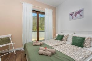 - une chambre avec 2 lits et une fenêtre dans l'établissement House Mint, à Matulji
