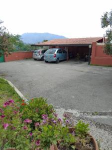 - un parking avec deux voitures dans l'établissement Villa Vitiello, à Torre Annunziata