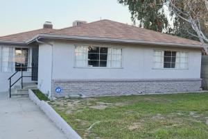 Casa blanca con ventana y puerta en Modern La Cresta, en Bakersfield