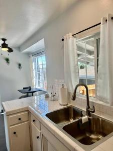 una cocina con fregadero y ventana en Modern La Cresta, en Bakersfield