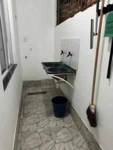 Ένα μπάνιο στο hospedagemsaopedro apartamento com garagem a 13 km de Cabo frio 22 km de arraial do cabo