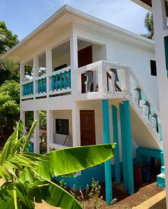 小玉米岛Apartments at Los Delfines Little Corn的蓝色和白色的房子